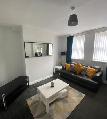 Weldon House - Sleeps 6 - Pet friendly - Parking