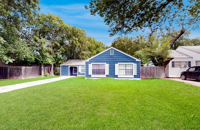 Well-appointed, dog-friendly house with game room, washer/dryer, & central AC