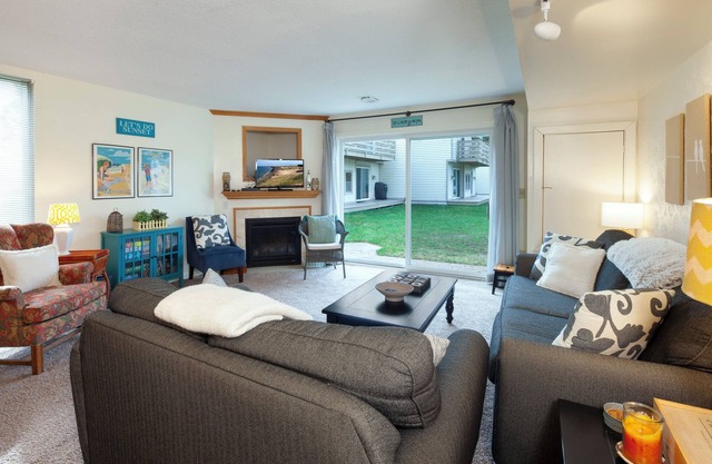 Well Appointed & Updated condo, Outside heated pool, Lovely patio