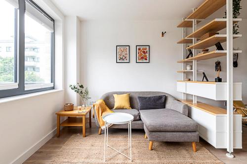 Well-Connected Cosy and Bright Modern Flat