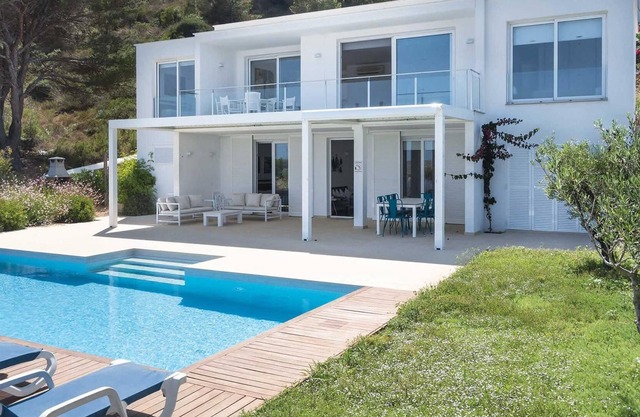 Villa elegante bien equipada con piscina, jardines y todas las comodidades modernas, cerca del complejo