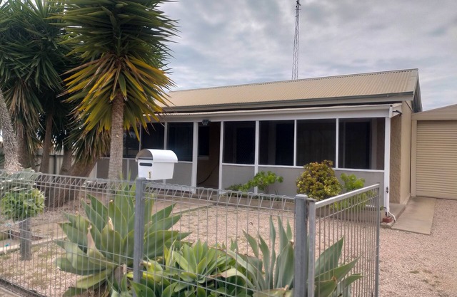 Well equipped family holiday house. Close to the beach, shops and playgrounds.