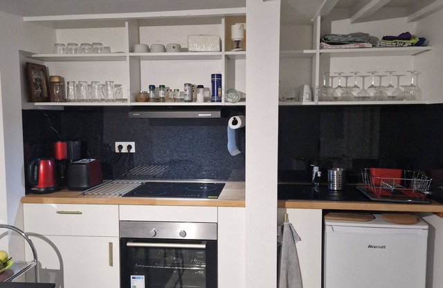 Well-equipped studio, WC, key, kitchen with hob, oven, microwave,