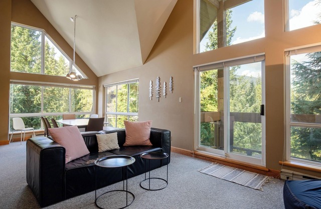 Well furnished 3-bedroom townhome in perfect location for ski or golf