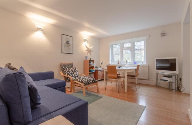 Well located 2 Bedroom 1 Bath in Elephant & Castle