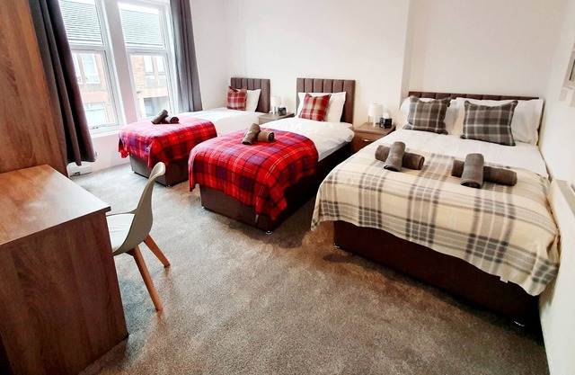Well presented flat with 3 beds and a sofa bed, right by Bellshill station with great on-street p...