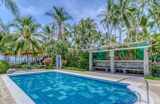 Villa bien situada en propiedad frente al mar con piscina y jardines compartidos.