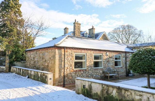 WELLINGTON LODGE COTTAGE, pet friendly in Middleton Tyas