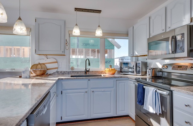 Wells Beach House w/ Ocean-view Deck