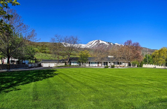 Casa de Wellsville con vistas al monte, patio y cancha de tenis.