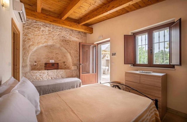 WePuglia-Canto dei Grilli,villa with private pool, very close to wood,Wi-Fi