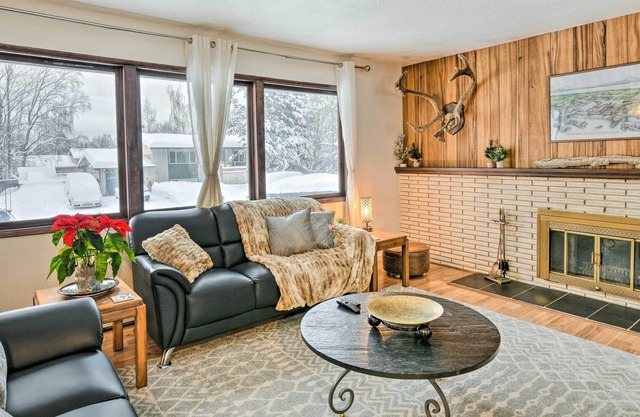 West Anchorage Home Near Coastal Trail!