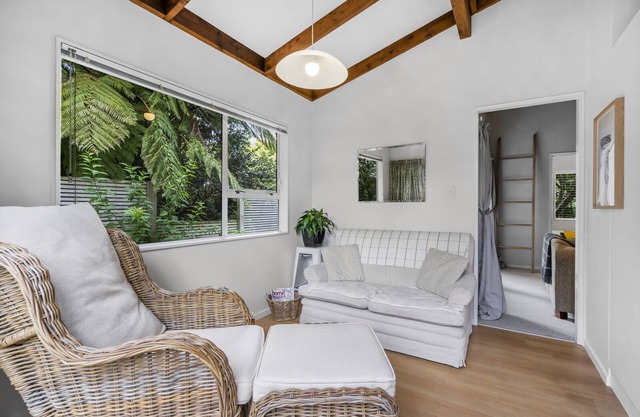 WEST AND RELAXATION – GREYTOWN HOLIDAY HOME, pet friendly in Greytown