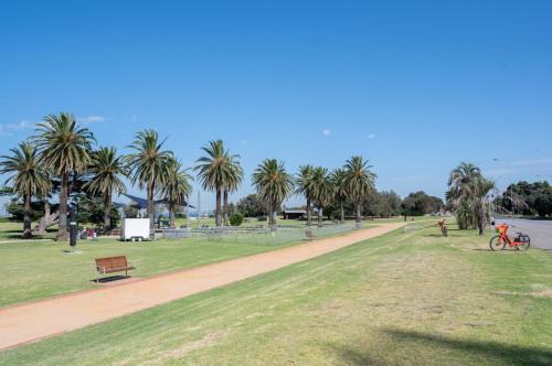 WEST BEACH St Kilda, Acland St, Luna Pk Car