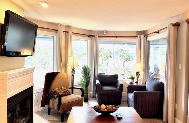West Coast Oasis ★ Oceanside ★ Full Kitchen ★ 2BD