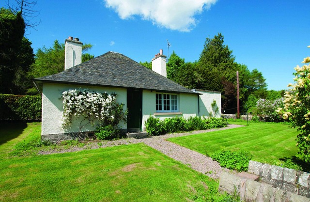WEST COTTAGE - TARVIT, pet friendly, with open fire in Cupar, Fife