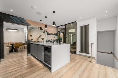 West Didsbury Retreat l Cinema l Sleeps 8
