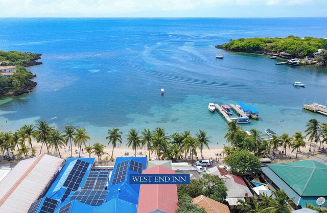 Triple room in West End Road, beach access /Roatan Island - W/Wifi and A/C