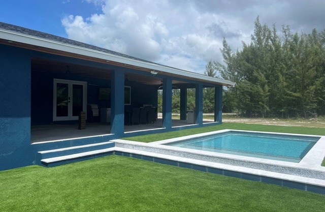West Grand Bahama beautiful 4-bedroom house with boat dock and pool