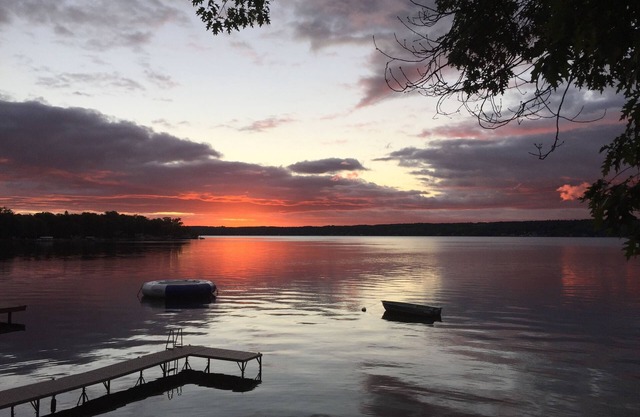 West Lake Cottages en el agua