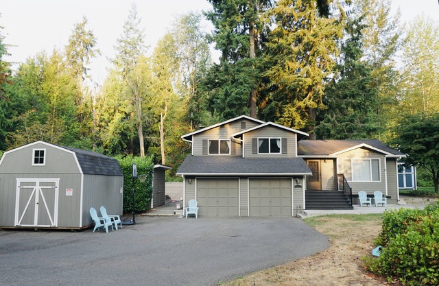 West Lake Stevens Hideaway on .7 acre with outdoor firepit and fenced backyard