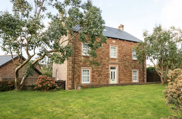 WEST LAKES RETREAT, pet friendly, country holiday cottage in St Bees