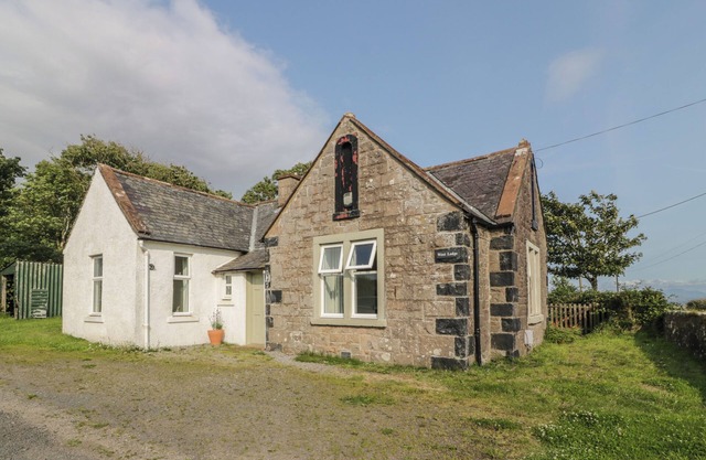 WEST LODGE, pet friendly, character holiday cottage in Southerness