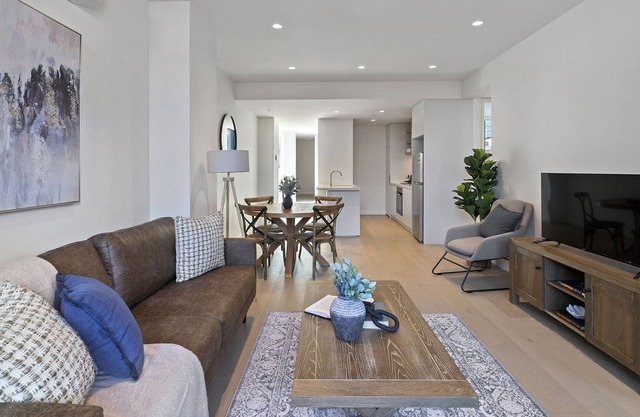 West Melbourne 2-Bed Steps from Flagstaff Gardens