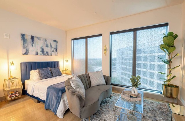 West Midtown Luxury Oasis | W/Rooftop Pool &View