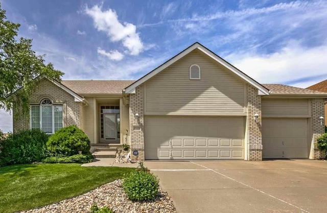 West Omaha 4 BR 3000 Sq. Pie. Ranch perfecto para toda la familia!
