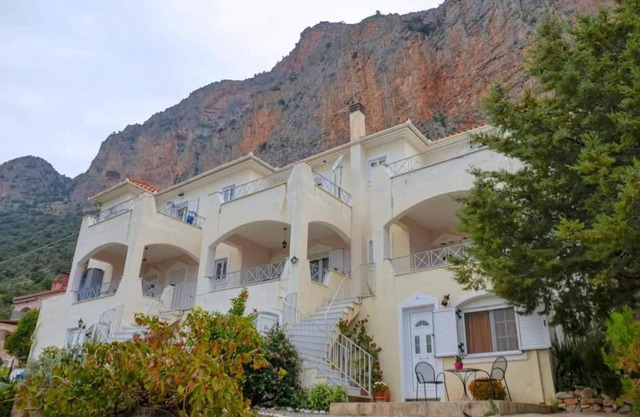 West Red Rock and View Leonidio maisonette studio