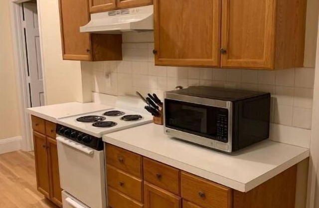 West Roxbury 2 bed sleeps 6 and is a 5 minute walk to public transportation