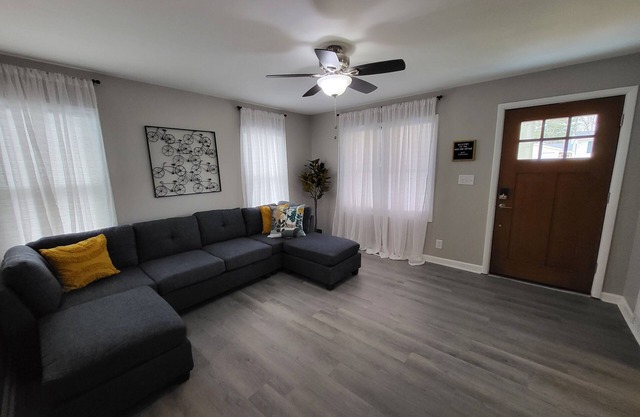 West Side Cottage - Cute 2 bed/1 bath, great for extended stays in Evansville!