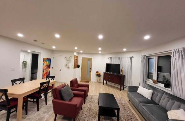 West Van2+1 bdroom Walk ferry bus to Van 20 Minu to Cypre Ski free Parking/EV ch
