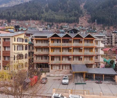 West Western Resort Manali #NearToMallRoad #Gym #Lawn #PlayingZone #PoolTable #KidsFriendly #MountainView #TableTennis #FamilyFriendly #PrivateParking