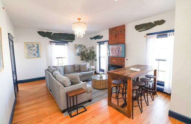 WestEnd Large Penthouse walk to Old Port w/Parking