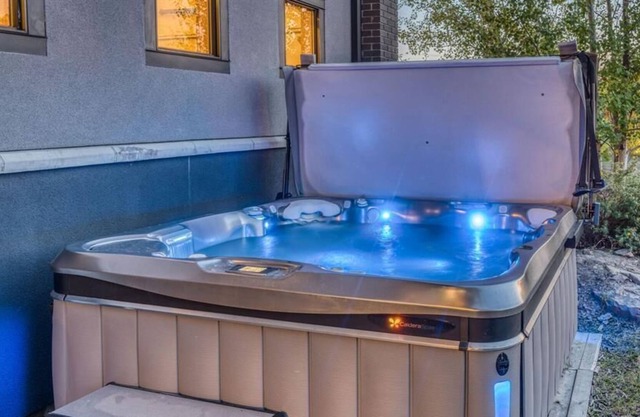 Western View in Elbow Valley... Make it Your Hot Tub Time Machine! :)