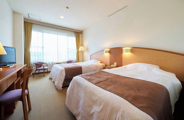 Westernstyle twin room with bathroom and toilet / Soja Okayama