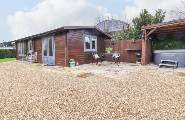 WESTFIELD LODGE, romantic, with hot tub in Sheriff Hutton