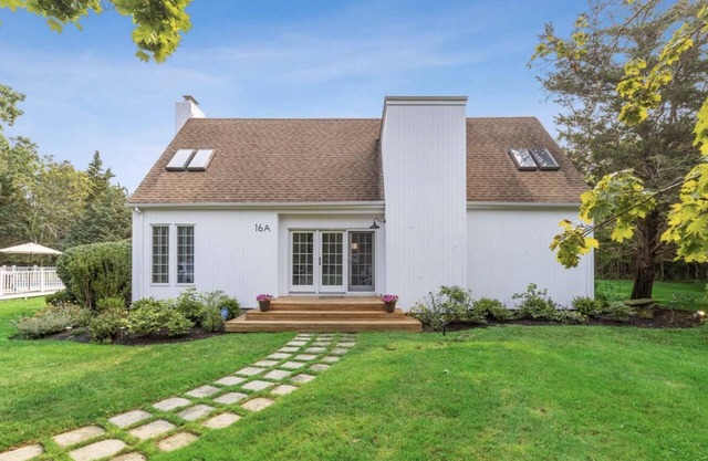 Westhampton renovated, 1.25 acre home w/ clay tennis court and heated pool