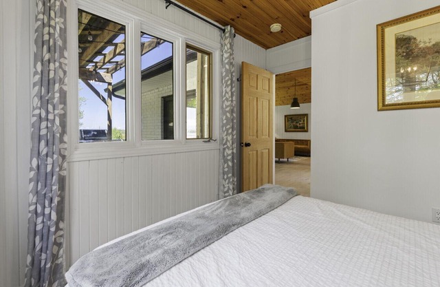 Westlake waterfront, hot tub, dock,4 mins to beach