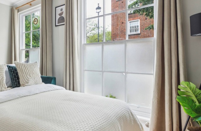 Westminster Charm - 2BR with Style