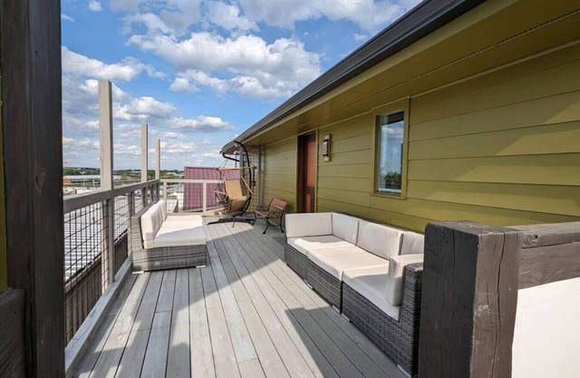 WestWood Shed Balcony-Berry Hill of 8th by Geodis