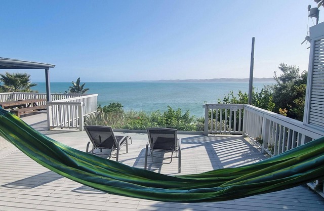 WHALE BAY COASTAL RETREAT - Your luxury surf front stay for up to 13 guests
