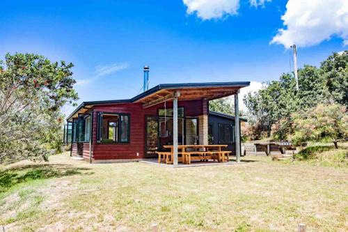 Whangapoua Family Bach - 100m from the beach!