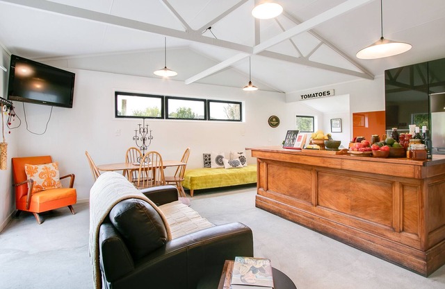 Whare Awa - Taradale Holiday Home, TARADALE