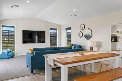 Wharewaka Escape, Modern 3BR Family Home Near Lake and Shops