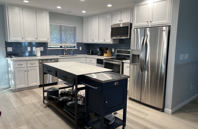 ¡Qué gran escape para familias y amigos! Lake View Home w / Slip privada y mascotas
