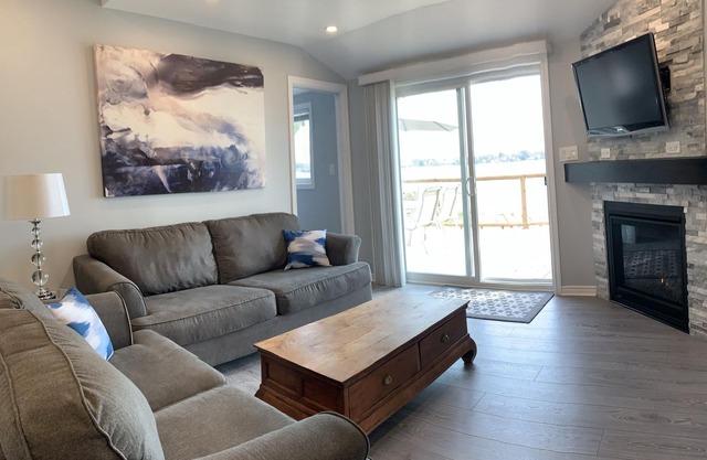 What A View Cottage - Kawartha Lakes Waterfront - 3 Bedroom - Great Swimming !