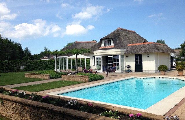 Villa de vacaciones apta para sillas de ruedas de lujo con piscina privada, cerca de Banjaardstrand